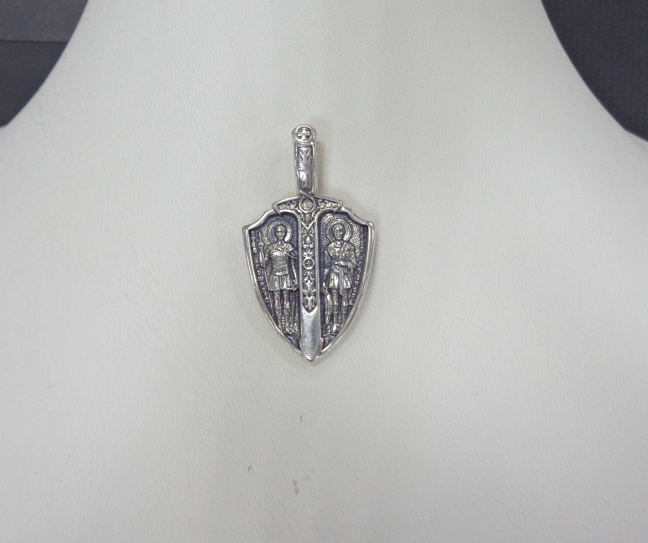 Серебряная подвеска с фианитом "Щит"